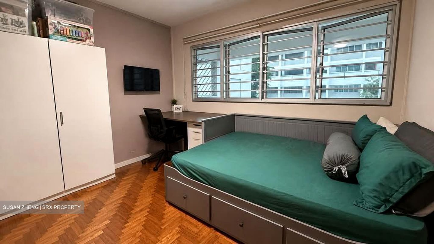 Blk 327 Jurong East Street 31 (Jurong East), HDB Executive #569743811